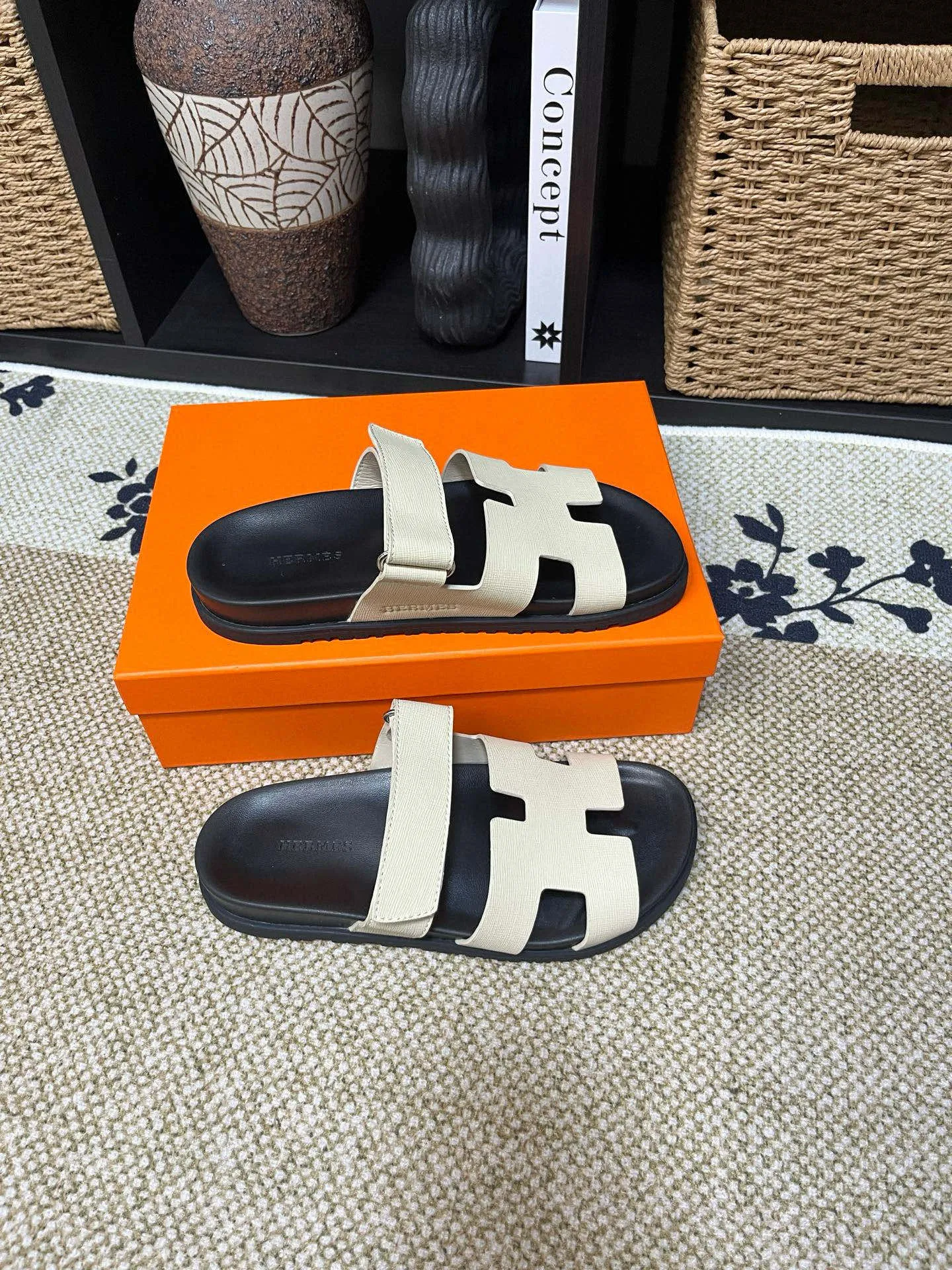 P300 Long-term stock Hermes men’s Kazimir slippers for couples - top quality woven calfskin functional sandals with intertwined uppers inspired by the “H” iconic pattern to create a casual look, perfect for summer. Imported cowhide + cowhide lining + TUP outsole Size: 35-46